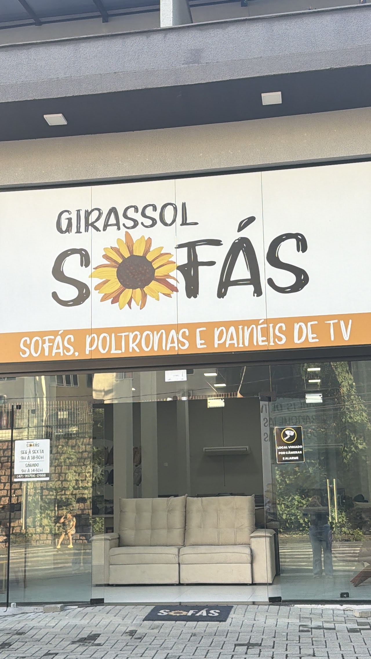 Fachada da loja Girassol Sofás, na Velha, em Blumenau