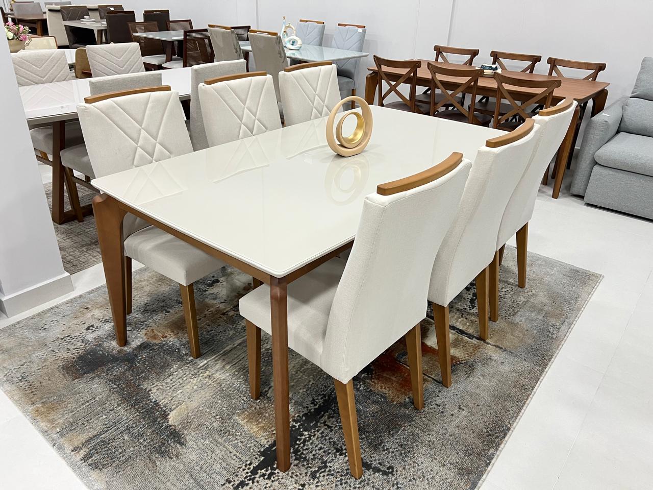 Mesa de jantar com cadeiras brancas — Girassol Sofás, Blumenau